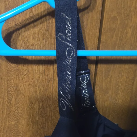 Victoria's Secret Black Bra with Logo Straps - Picture 2 of 5